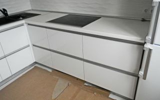 Белая глянцевая кухня 8,3 кв.м за 6200$ (10 фото после монтажа)