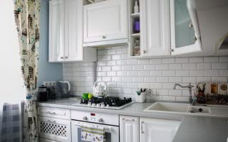 Маленькая белая кухня с голубыми стенами в стиле прованс. Двушка в хрущевке
