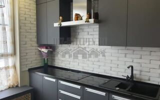 Современная графитовая кухня с черной столешницей