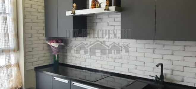 Современная графитовая кухня с черной столешницей