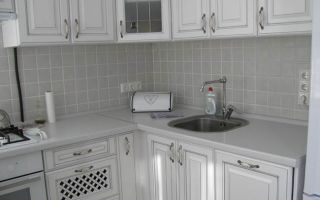 Белая кухня из МДФ с холодильником на 6 кв.м