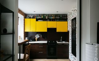 Кухня-бар 7 кв.м в коричневом и желтом оттенках