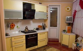 Угловая желтая кухня с выходом на балкон
