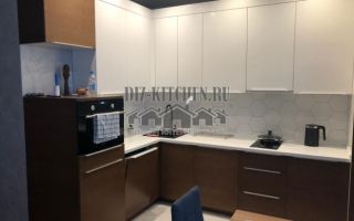 Современная бело-коричневая кухня с контрастными фасадами