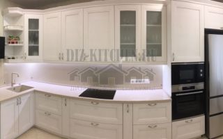 Белая неоклассическая кухня c фасадами Скале из коллекции ALLEANZA