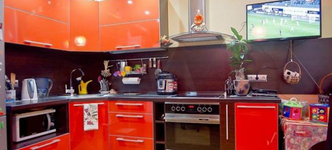 Современная оранжевая кухня 12 кв.м с черным фартуком