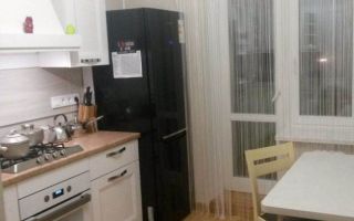Удобная мужская белая кухня на площади 9,3 м<sup>2</sup>