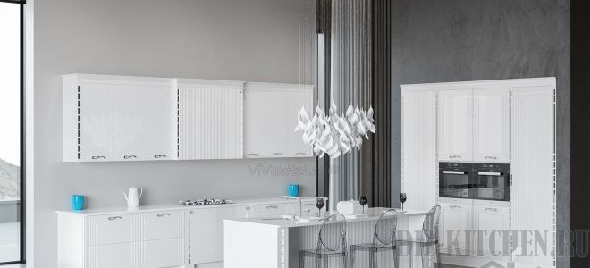 Оригинальная белая классическая кухня в загородном доме
