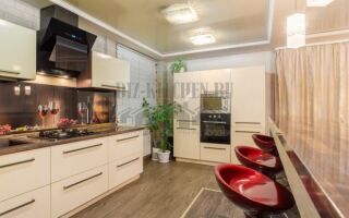 Кухня с пластиковыми фасадами Модель-2 на площади 20 м<sup>2</sup>, с барной стойкой