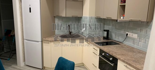 Современная 8-угольная кухня нестандартной планировки на 9 кв. м