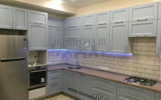 Серая угловая кухня в стиле кантри с подсветкой