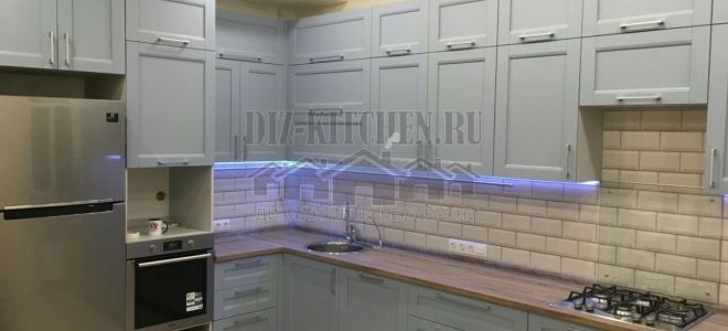 Серая угловая кухня в стиле кантри с подсветкой