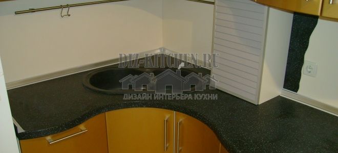 Современная золотая кухня с радиусными фасадами площадью 14 кв. м