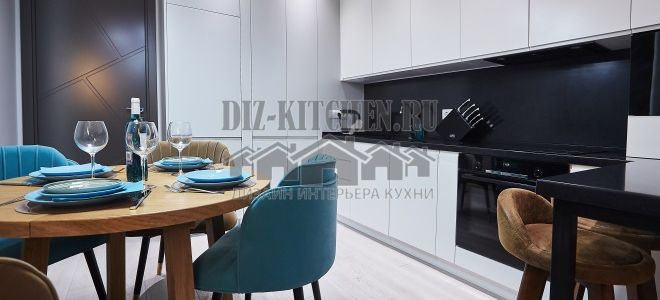 Белая кухня, разделенная барной стойкой, совмещенная с гостиной