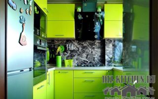 Стильная зеленая кухня 5,5 метров с посудомойкой