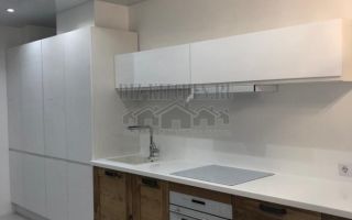 Бело-коричневая кухня Дамиана 21 кв. м с барной стойкой