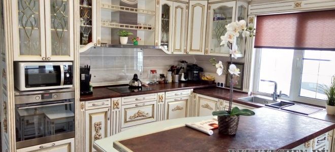 Роскошная классическая кухня в стиле барокко с островом