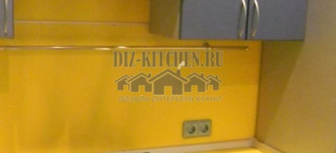 Голубая современная кухня с желтой столешницей и фартуком