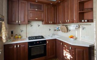 Дизайн угловой кухни 6 кв.м из массива дуба с патиной
