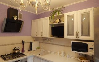 Белая кухня в классическом стиле с круглым столом и занавесками
