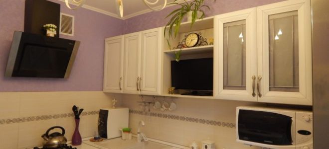 Белая кухня в классическом стиле с круглым столом и занавесками