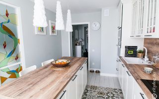 Скандинавский стиль белой кухни с островом площадью 14 кв.м