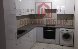 Лаконичный глянцевый светлый угловой гарнитур