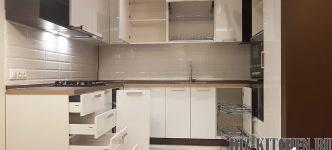 Светлая П-образная кухня в стиле минимализм в бело-коричневой гамме