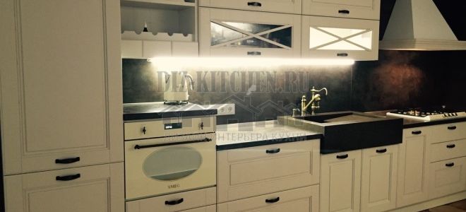 Классическая белая итальянская кухня из массива с подсветкой