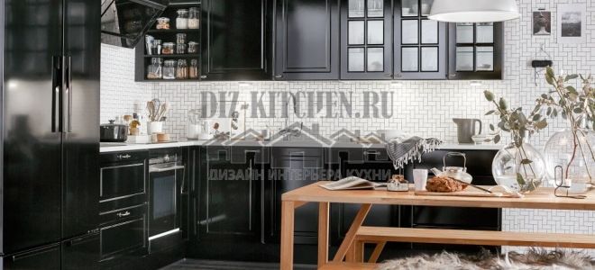 Черная классическая кухня, совмещенная с гостиной