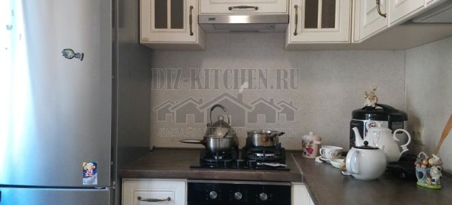 Маленькая нестандартная классическая кухня площадью 5,6 кв.м