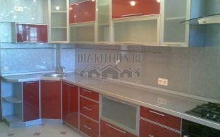 Бело-красная угловая кухня с разноуровневыми фасадами