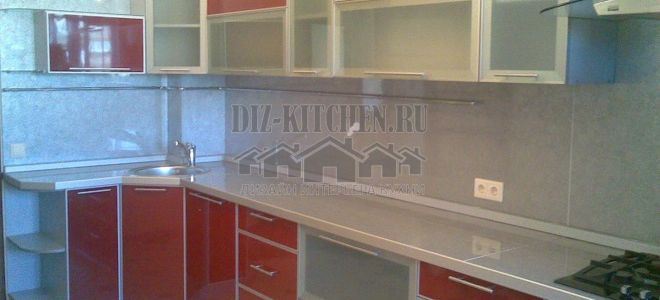 Бело-красная угловая кухня с разноуровневыми фасадами