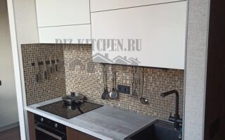 Бело-коричневая современная кухня с барной стойкой возле окна