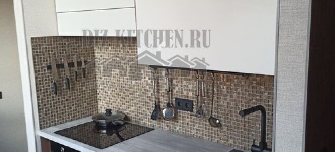 Бело-коричневая современная кухня с барной стойкой возле окна