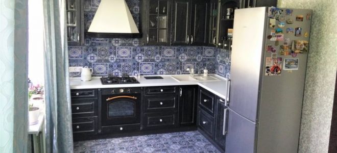 Классическая кухня-гостиная с черным гарнитуром и красивым фартуком