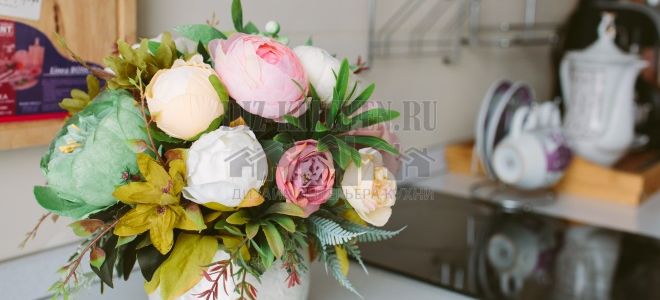 Современная кухня без верхних фасадов площадью 7.5 кв. м