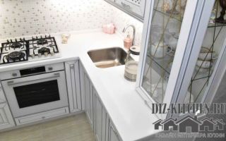 Классическая белая кухня в хрущевке с барной стойкой из подоконника