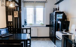 Черная кухня площадью 10 м<sup>2</sup> в стиле английского паба