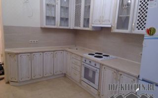 Классическая кухня цвета слоновой кости со стеклянными верхними шкафами