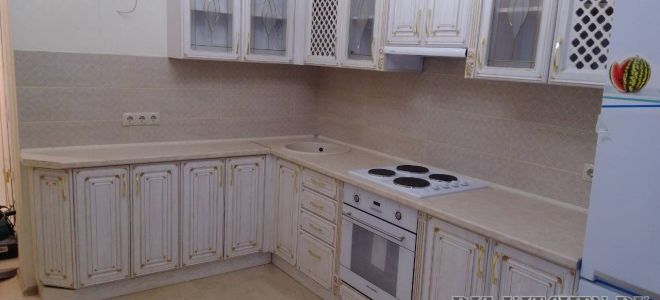 Классическая кухня цвета слоновой кости со стеклянными верхними шкафами