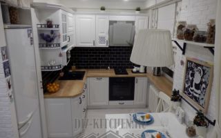 Белая классическая кухня 6 кв. м со столешницей на подоконнике