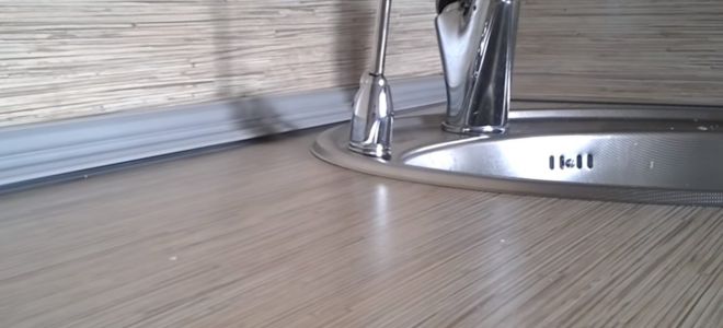 Монтаж кухонного плинтуса на столешницу