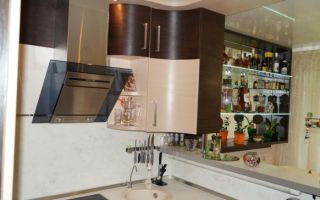 Узкая бежевая П-образная кухня площадью 10 м<sup>2</sup> с барной стойкой
