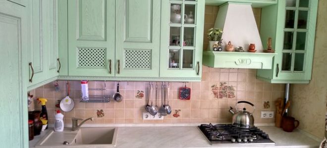 Элитная кухня в салатовых тонах с серебряной патиной и состаренной плиткой