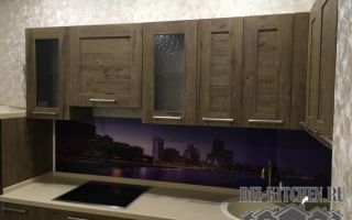 Угловая коричневая кухня со стеновой панелью в фиолетовых тонах