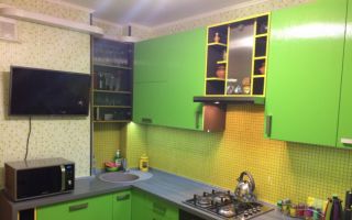 Яркая салатовая кухня 10 кв. м с фасадами из пластика