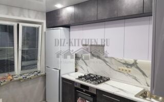Двухуровневая современная серая кухня с белым центром