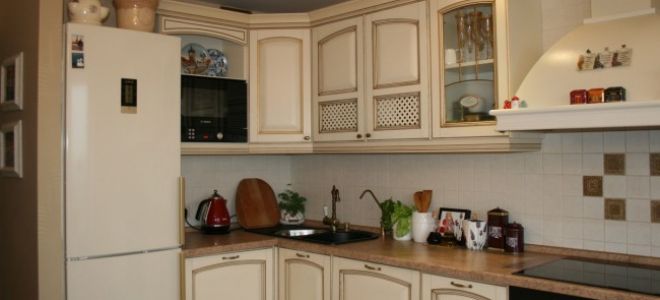 Бежевая угловая классическая кухня 12 кв.м с выходом на балкон