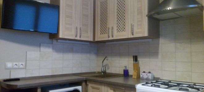 Классическая угловая кухня из МДФ с обоями в немецком стиле